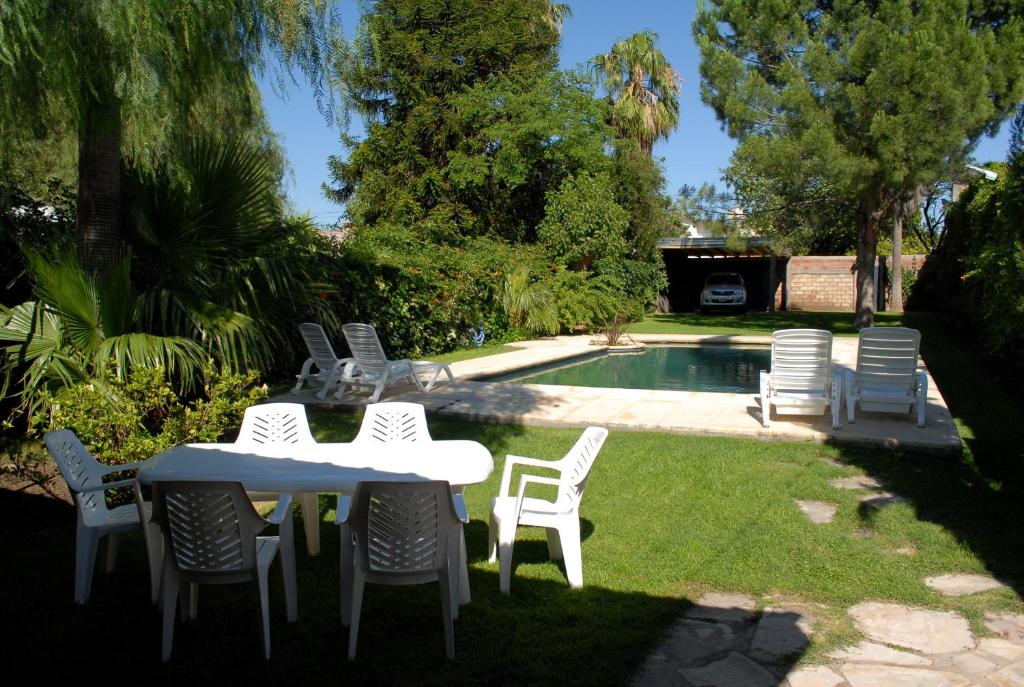 a table and chairs in a yard next to a pool at Chalet San Rafael in San Rafael