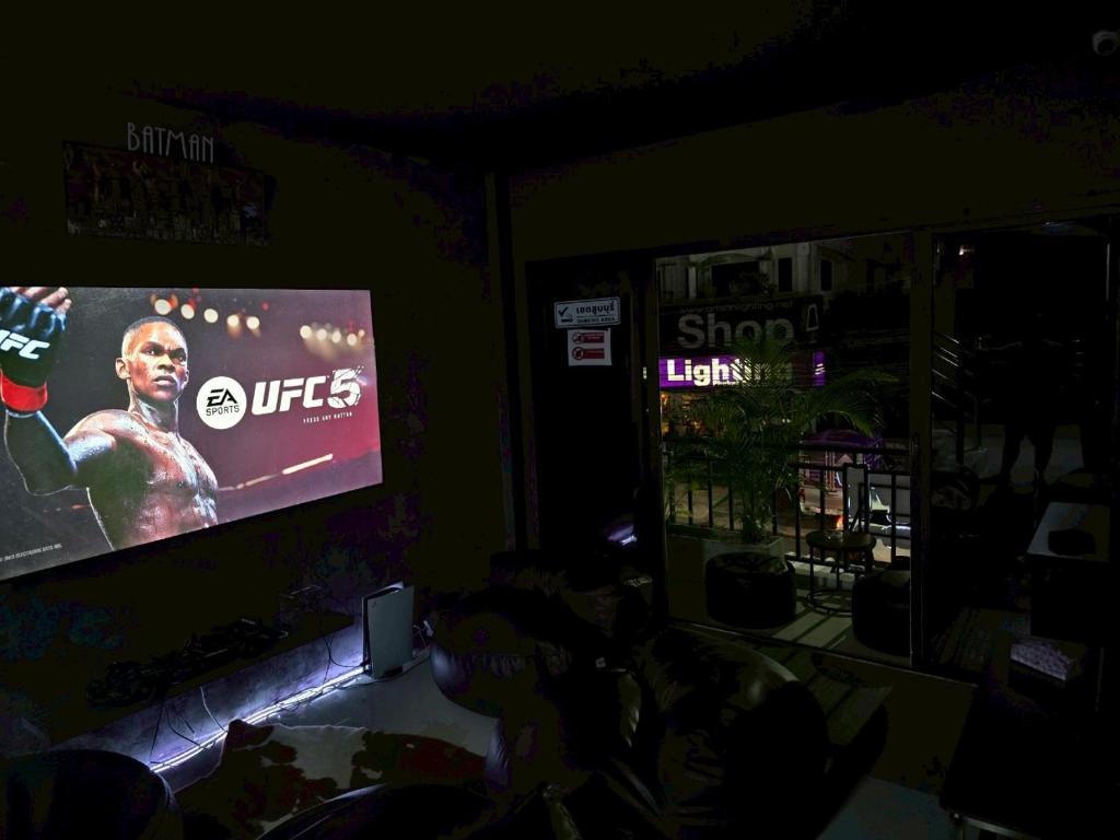 TV a/nebo společenská místnost v ubytování ILOFT Hostel Phuket