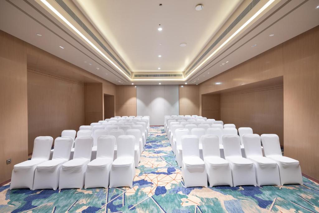Posezení v ubytování Merlis Hotel Coimbatore