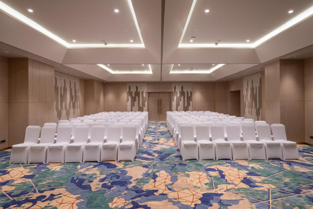 Posezení v ubytování Merlis Hotel Coimbatore