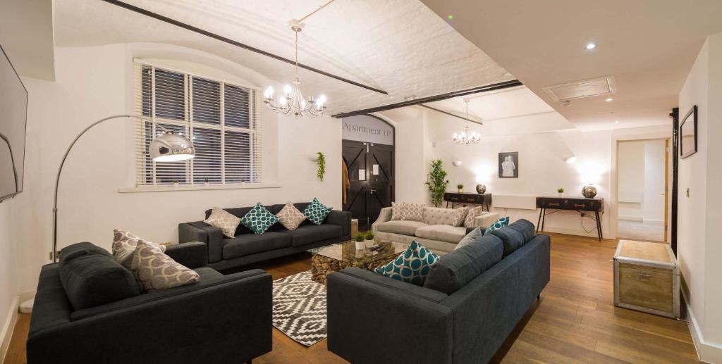 Χώρος καθιστικού στο Liverpool Gem, Spacious 2BR Apt, Sleeps 8