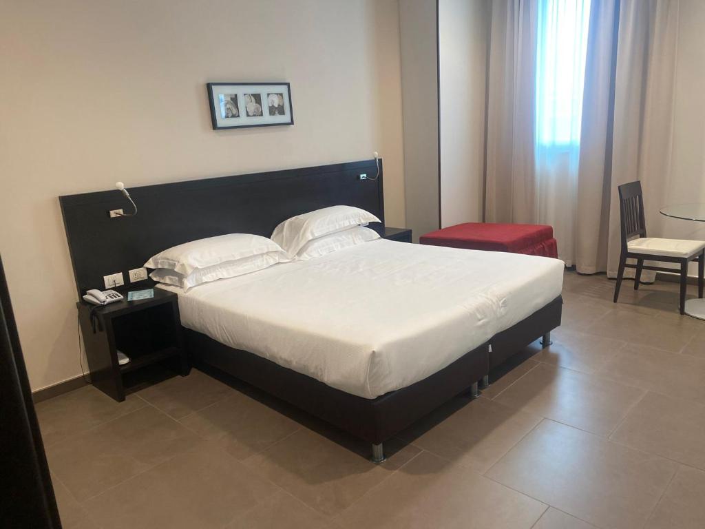 Mosaico Suite - King Room With Roll-In Shower - Disability Access