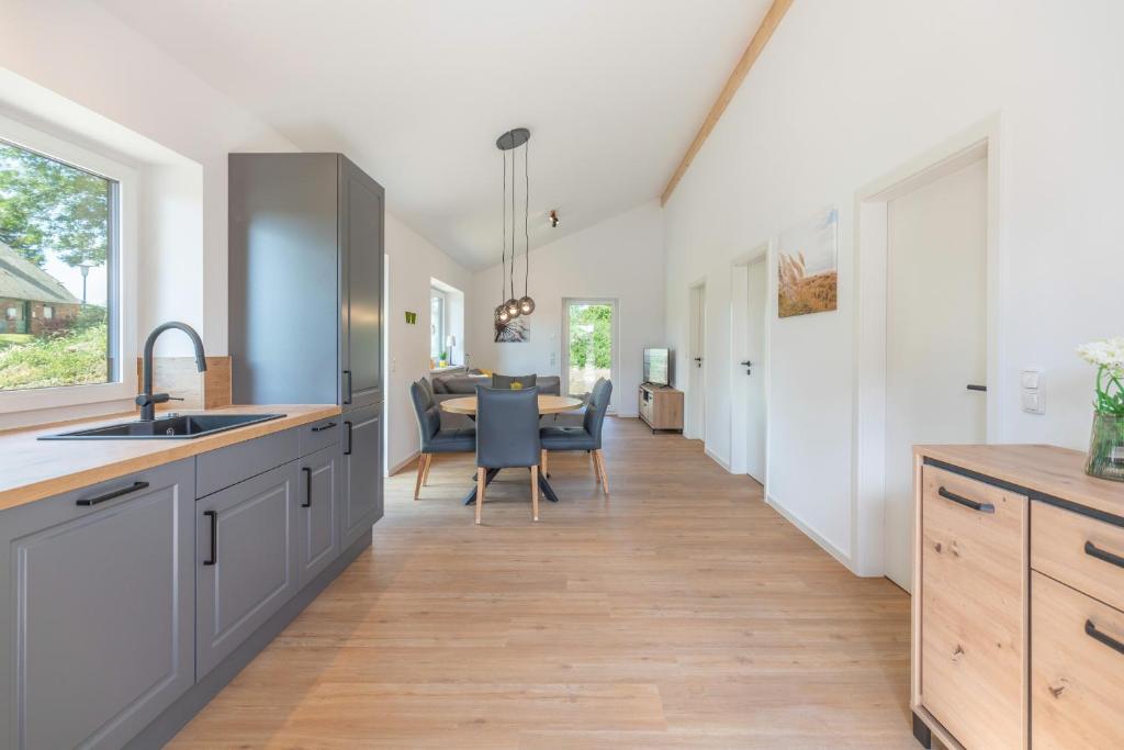 a kitchen and dining room with a table and chairs at Huus Blaumees in Kating