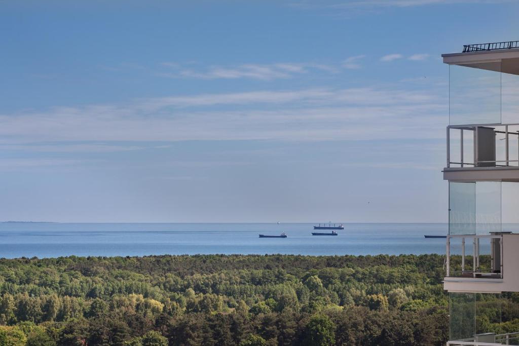 een uitzicht op het water vanuit een gebouw bij Sweda Apartments Gdańsk Seaside in Gdańsk