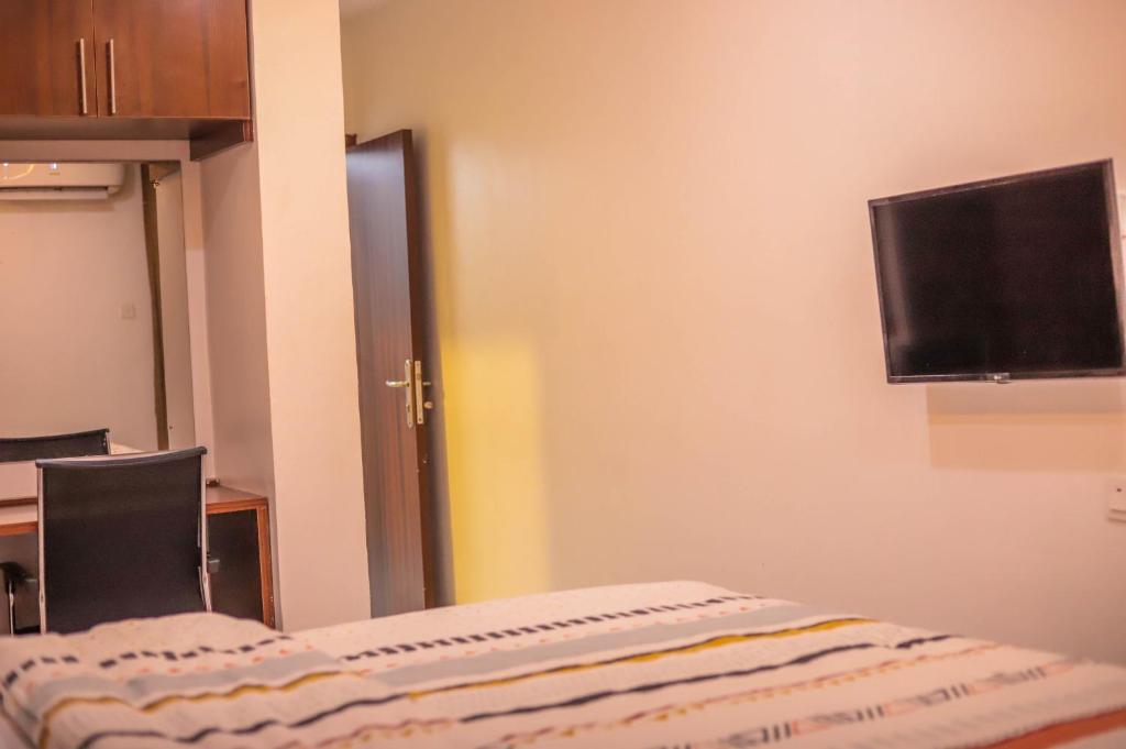 Televiisor ja/või meelelahutuskeskus majutusasutuses HOMEWORTH SPACES - Shortlet Apartmemt