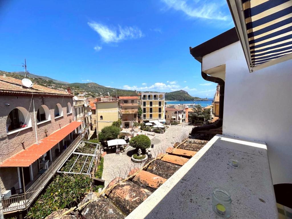 ein Blick vom Balkon eines Gebäudes in der Unterkunft La Casa In Piazza in Marina di Camerota