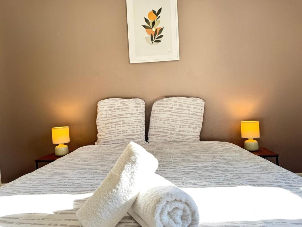 a bedroom with two beds and two lamps at Studio B5 - Centre-Ville Meaux - Proche Disneyland in Meaux