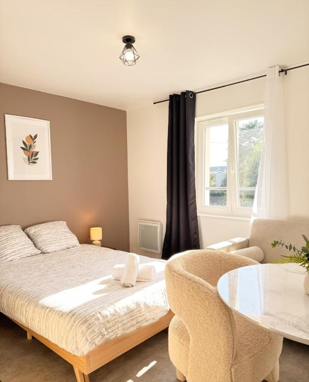 une chambre avec un lit et une table dans l'établissement Studio B5 - Centre-Ville Meaux - Proche Disneyland, à Meaux