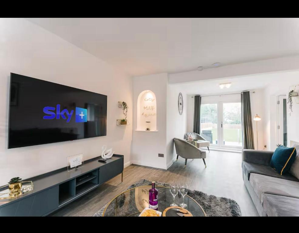 TV a/nebo společenská místnost v ubytování Asentral Homes