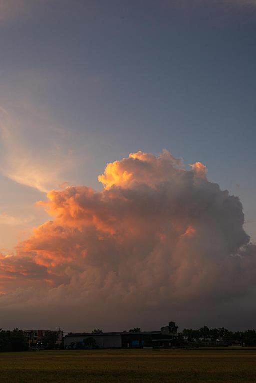 eine große Wolke am Himmel bei Sonnenuntergang in der Unterkunft 英格蘭小古堡England Castle in Wujie