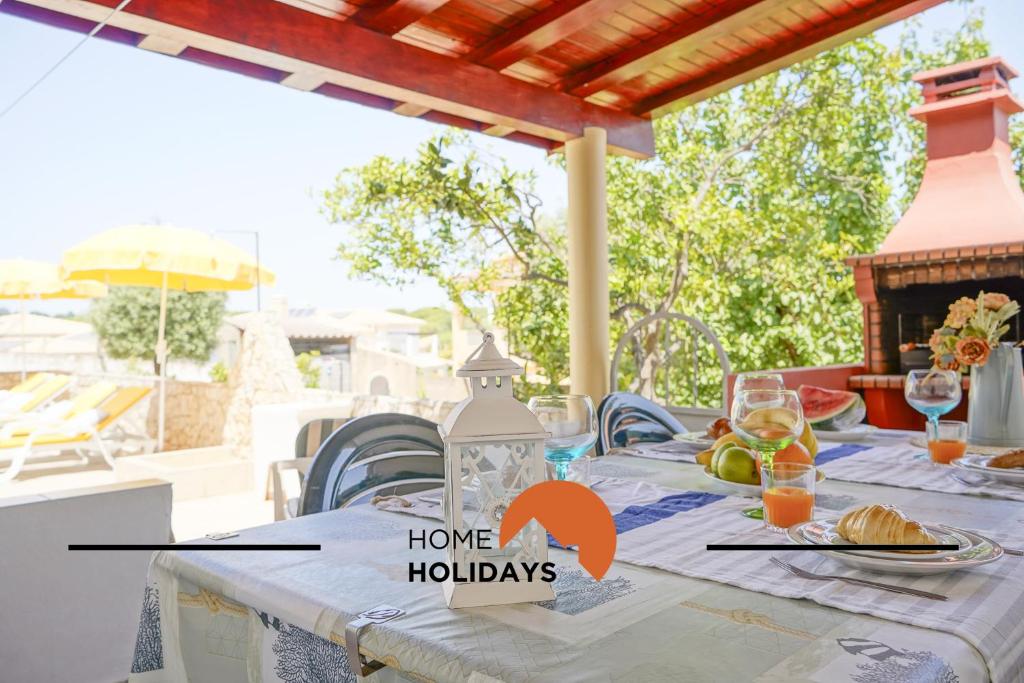 une table avec de la nourriture et des boissons sur une terrasse dans l'établissement #240 Beach House - Casa da Balaia by Home Holidays, à Olhos de Água