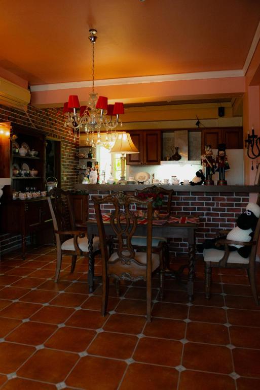 Ein Restaurant oder anderes Speiselokal in der Unterkunft 英格蘭小古堡England Castle 