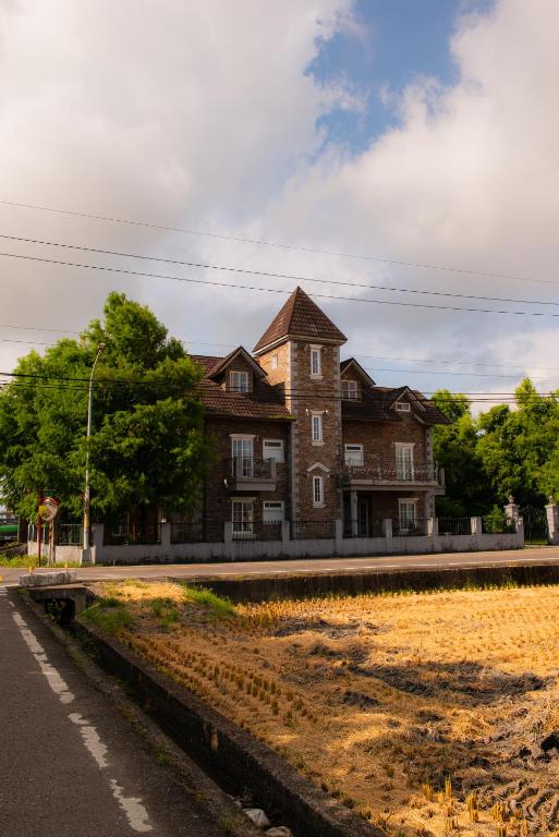 ein großes Backsteingebäude an der Seite einer Straße in der Unterkunft 英格蘭小古堡England Castle in Wujie