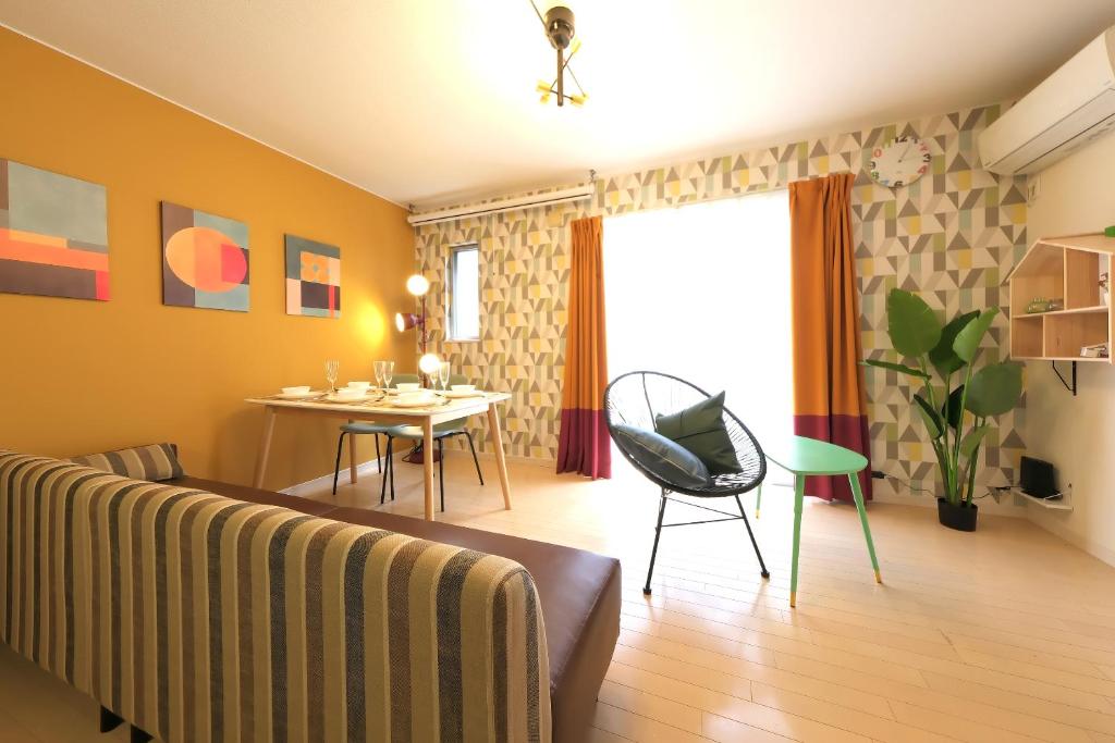 東京にあるKamata332 蒲田駅の2LDKアパートメント 羽田8min 品川8minのソファとテーブルのあるリビングルーム