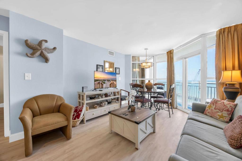 Ruang duduk di Stunning Ocean View Near Boardwalk