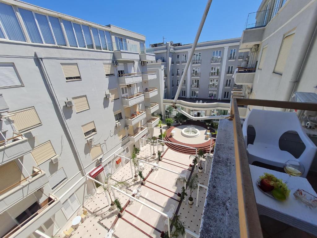 Sara-El Seaside Apartment Durres的阳台或露台