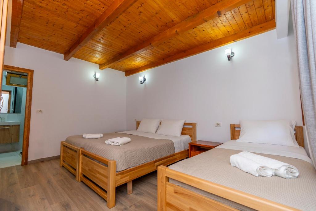 Postel nebo postele na pokoji v ubytování Bujtina Berishta Theth
