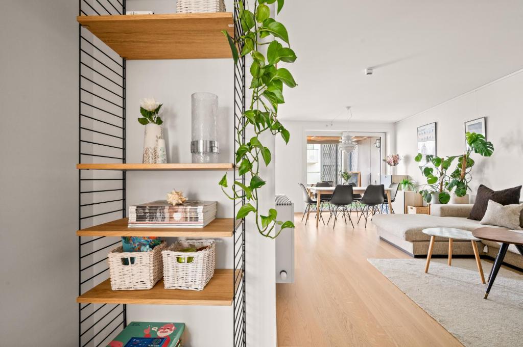 Kuchyň nebo kuchyňský kout v ubytování Modern & Spacious City Apartment