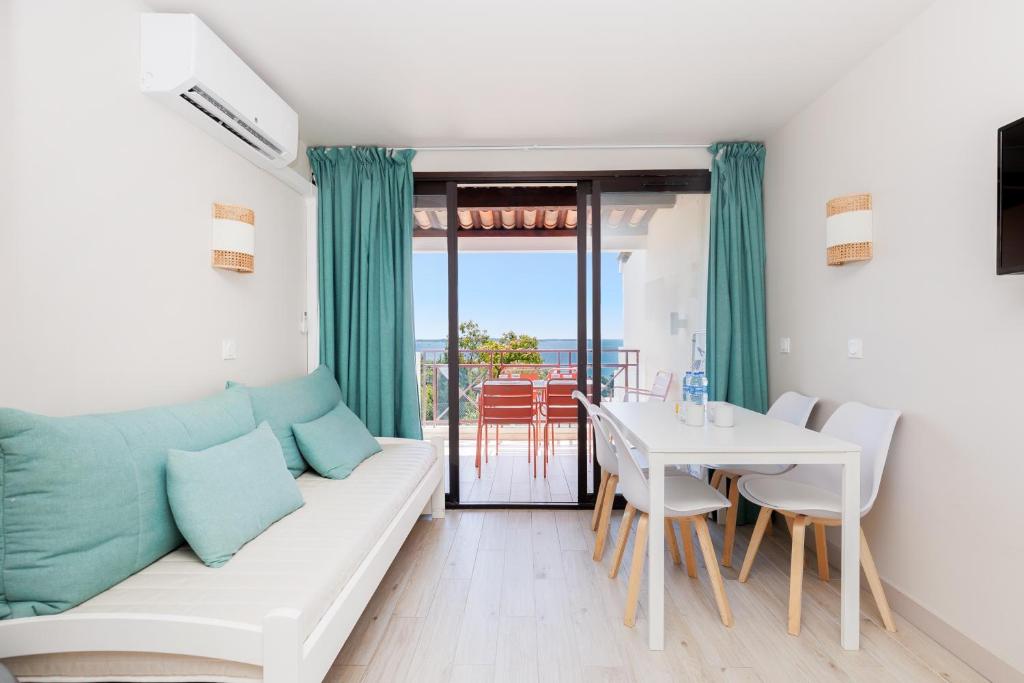 un salon avec un canapé et une table dans l'établissement Cannes - Vue mer avec Piscine, Clim & Parking - 10 min de la Croisette - FRAGONARD, à Cannes