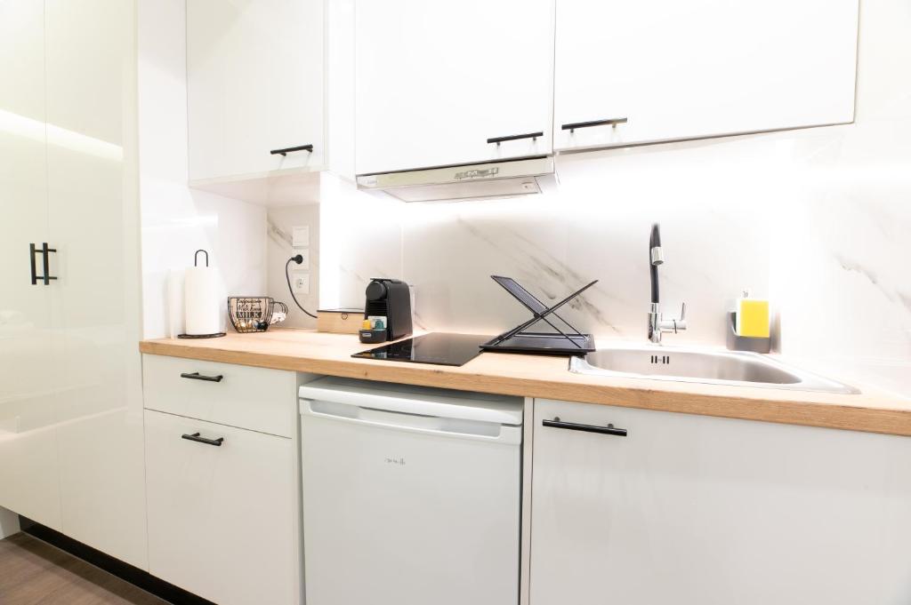 Modern Rooms Pagrati - 9