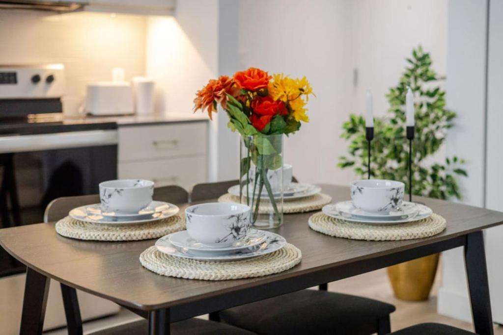 Kuchyň nebo kuchyňský kout v ubytování Elegant 1BR Retreat and Chic Stay in Old Port