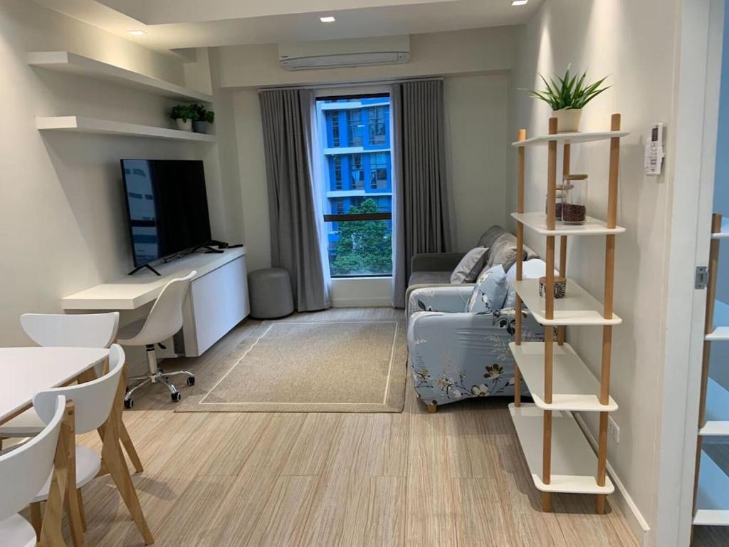 Χώρος καθιστικού στο Comfy and Renovated 1 BR with Balcony BGC Golf View