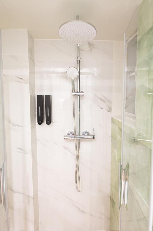 Modern Rooms Pagrati - 11