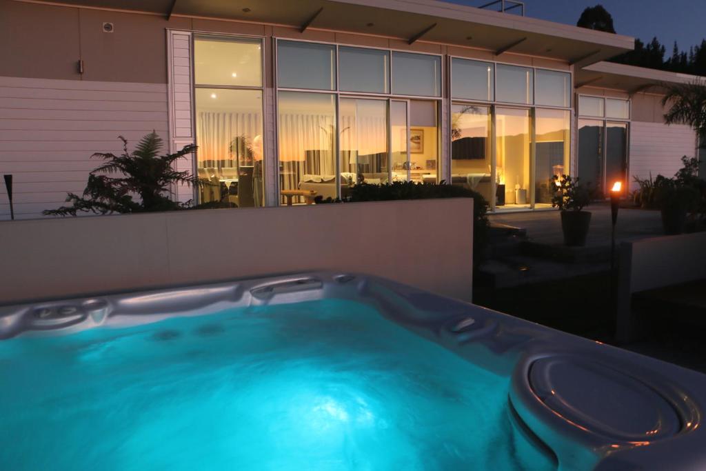 una piscina di fronte a una casa di The Bay Lodge a Pohara