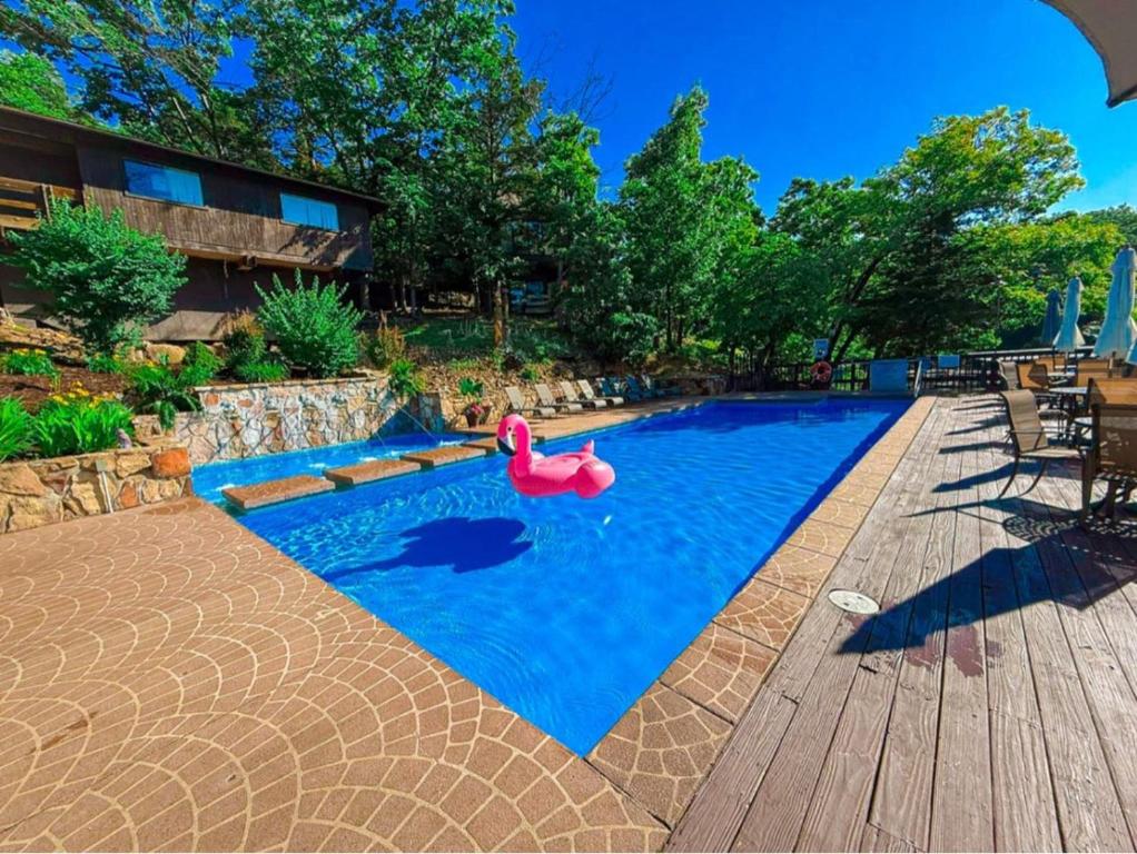 สระว่ายน้ำที่อยู่ใกล้ ๆ หรือใน Treehouse Treetop Village106-3bed3bapools-8pp