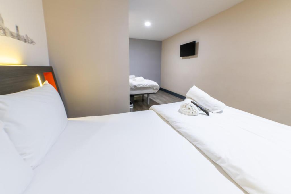 Postel nebo postele na pokoji v ubytování easyHotel Leeds