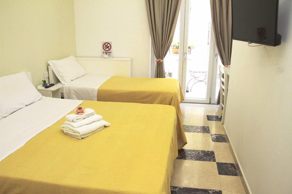 Łóżko lub łóżka w pokoju w obiekcie B&B Maestra Giovanna