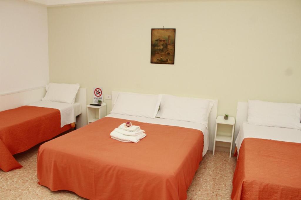 Łóżko lub łóżka w pokoju w obiekcie B&B Maestra Giovanna