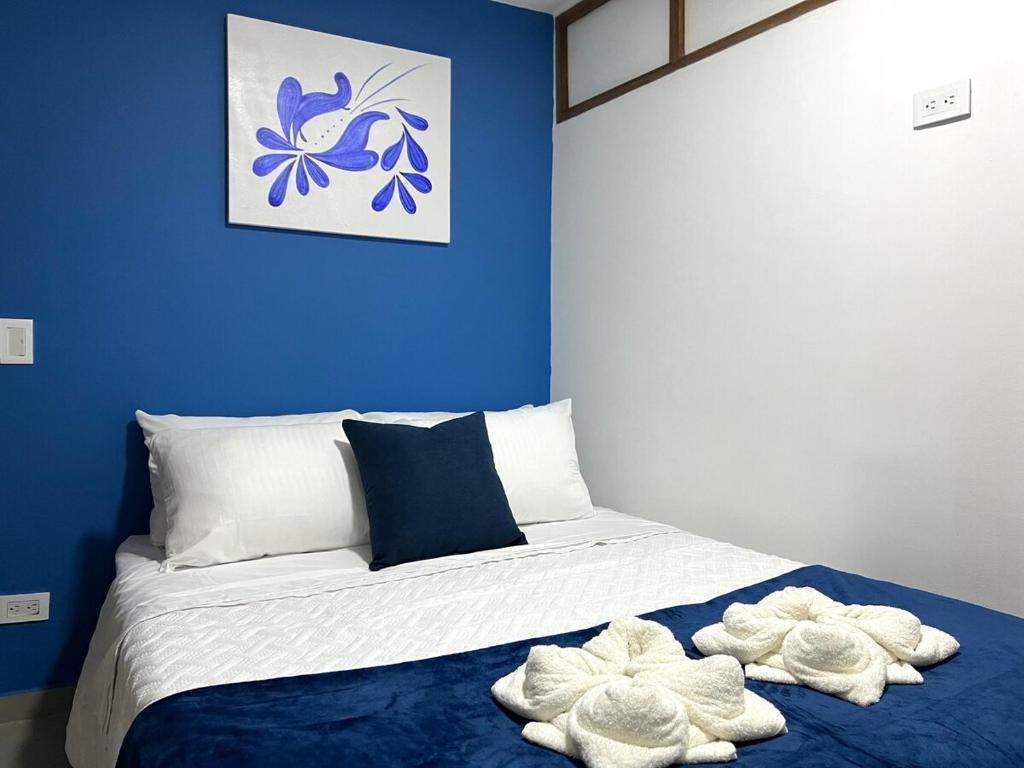 a bedroom with a bed with towels on it at Apartamento Florelba - a dos cuadras del parque in Carmen de Viboral