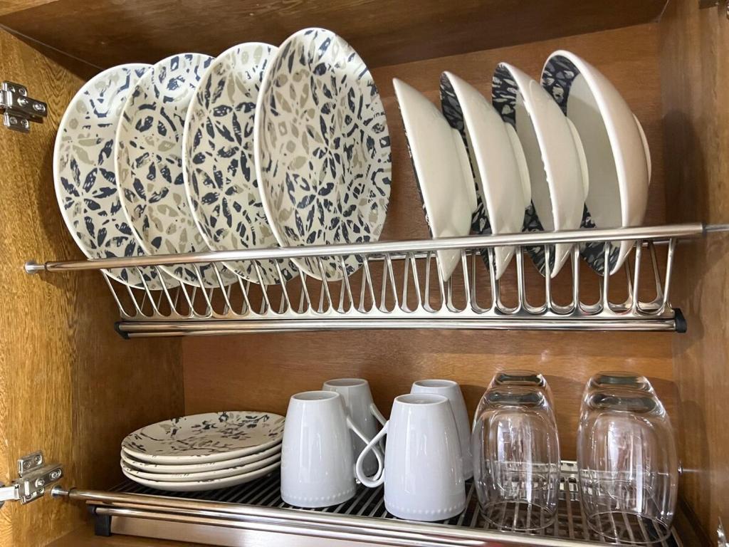 a plate rack with plates and dishes on it at Apartamento Florelba - a dos cuadras del parque in Carmen de Viboral