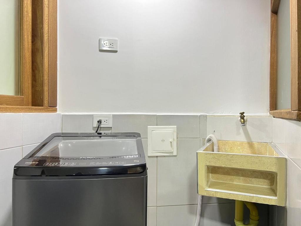 a kitchen with a sink and a dishwasher at Apartamento Florelba - a dos cuadras del parque in Carmen de Viboral