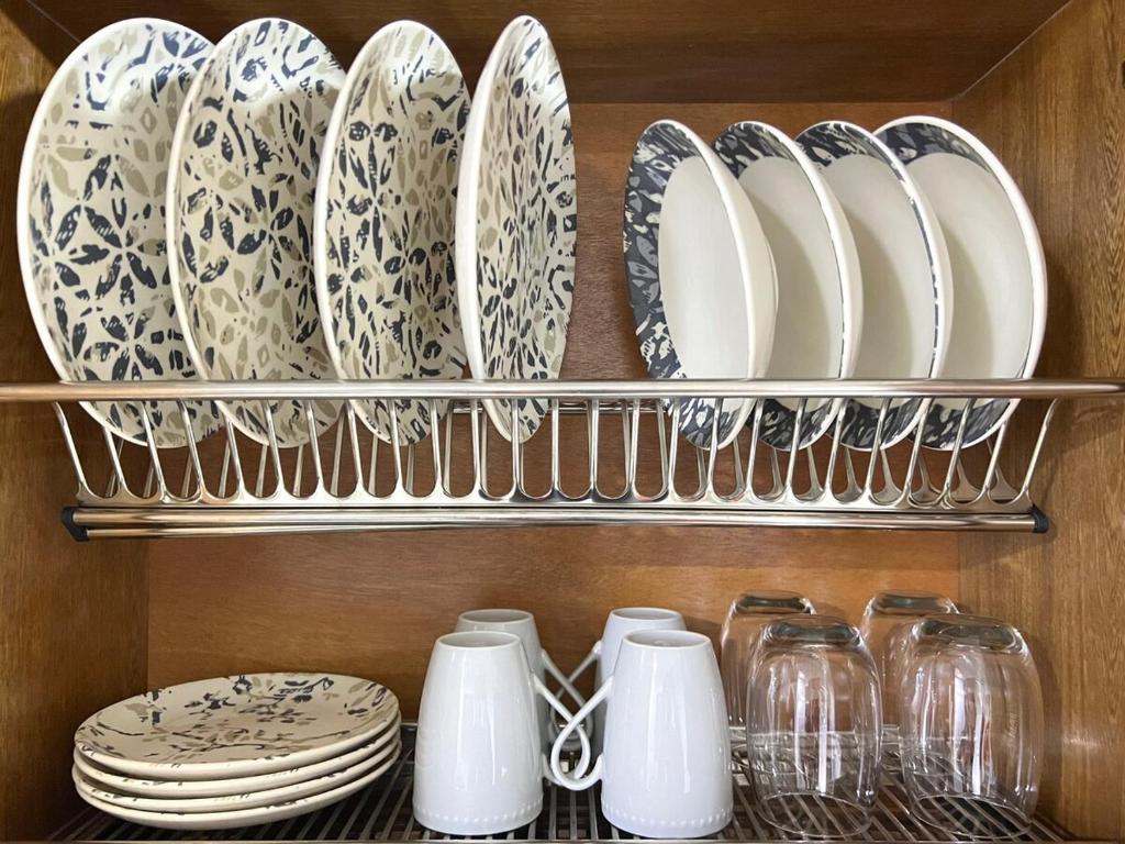 a rack of plates and dishes on a shelf at Apartamento Florelba - a dos cuadras del parque in Carmen de Viboral