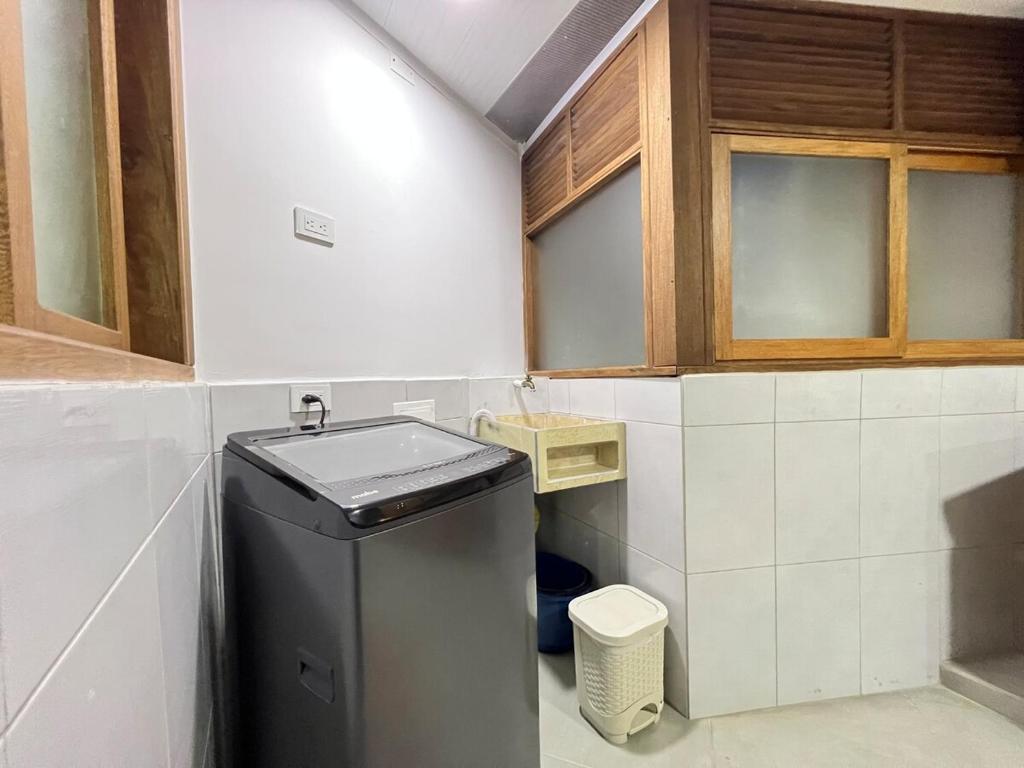 a small kitchen with a sink and a trash can at Apartamento Florelba - a dos cuadras del parque in Carmen de Viboral