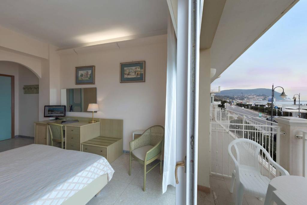 Postel nebo postele na pokoji v ubytování Hotel Numana Palace