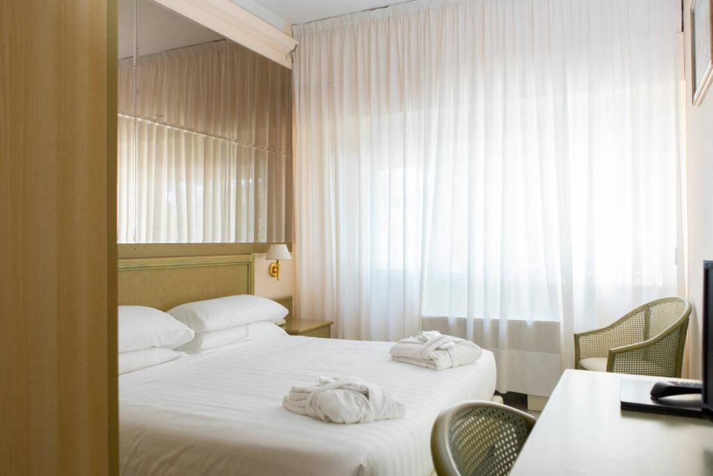 Postel nebo postele na pokoji v ubytování Hotel Numana Palace