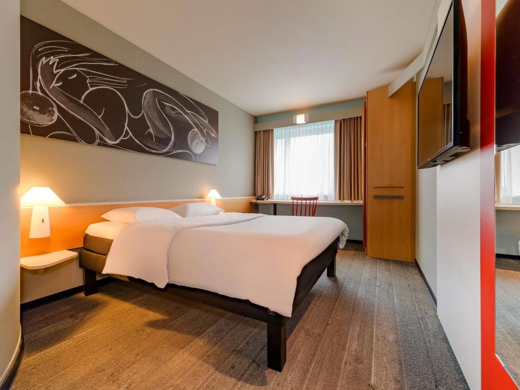 Postel nebo postele na pokoji v ubytování ibis Hamburg Alsterring