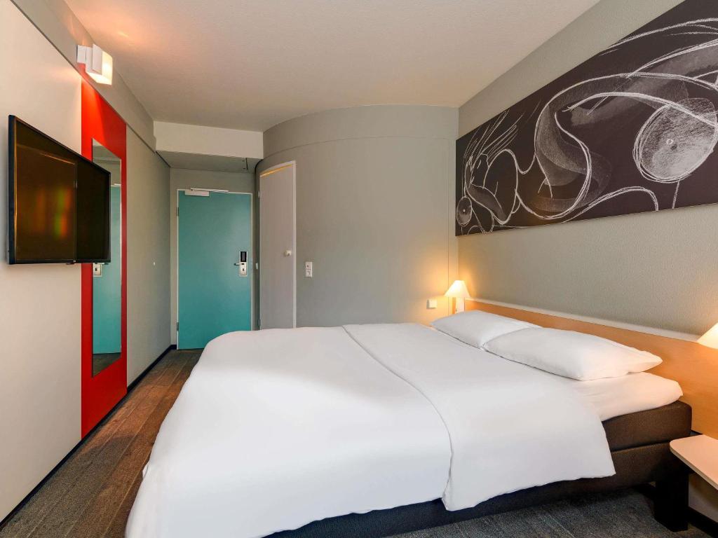 Postel nebo postele na pokoji v ubytování ibis Hamburg Alsterring