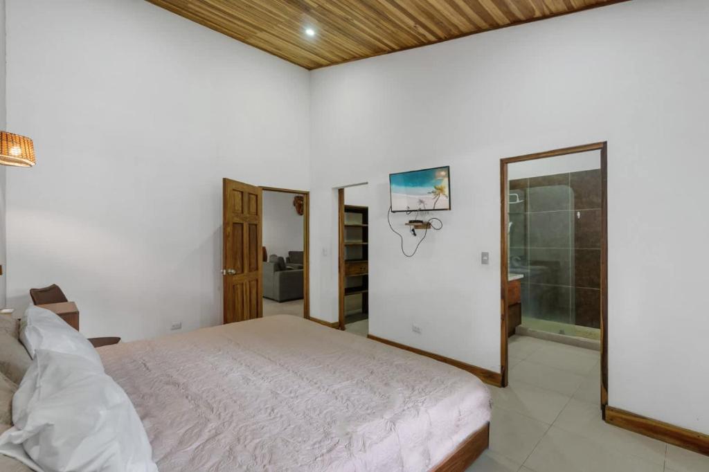 מיטה או מיטות בחדר ב-3-BD Home Shared Pool 1 Block from Beach