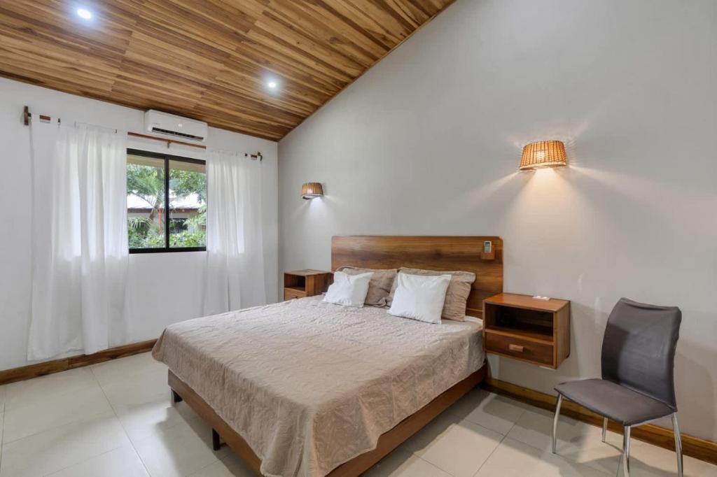 מיטה או מיטות בחדר ב-3-BD Home Shared Pool 1 Block from Beach