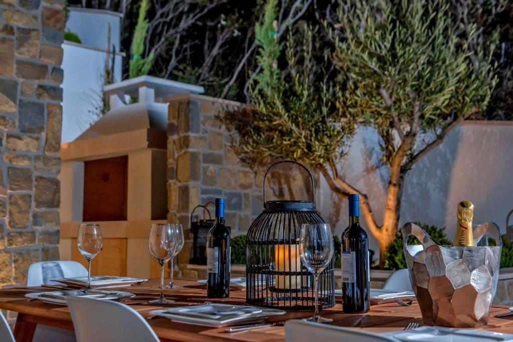 Napoje w obiekcie Spectacular Korcula Villa 4 Bedrooms Villa Korcula Grandeur Private Infinity Pool Stunning Sea Views Zrnovo