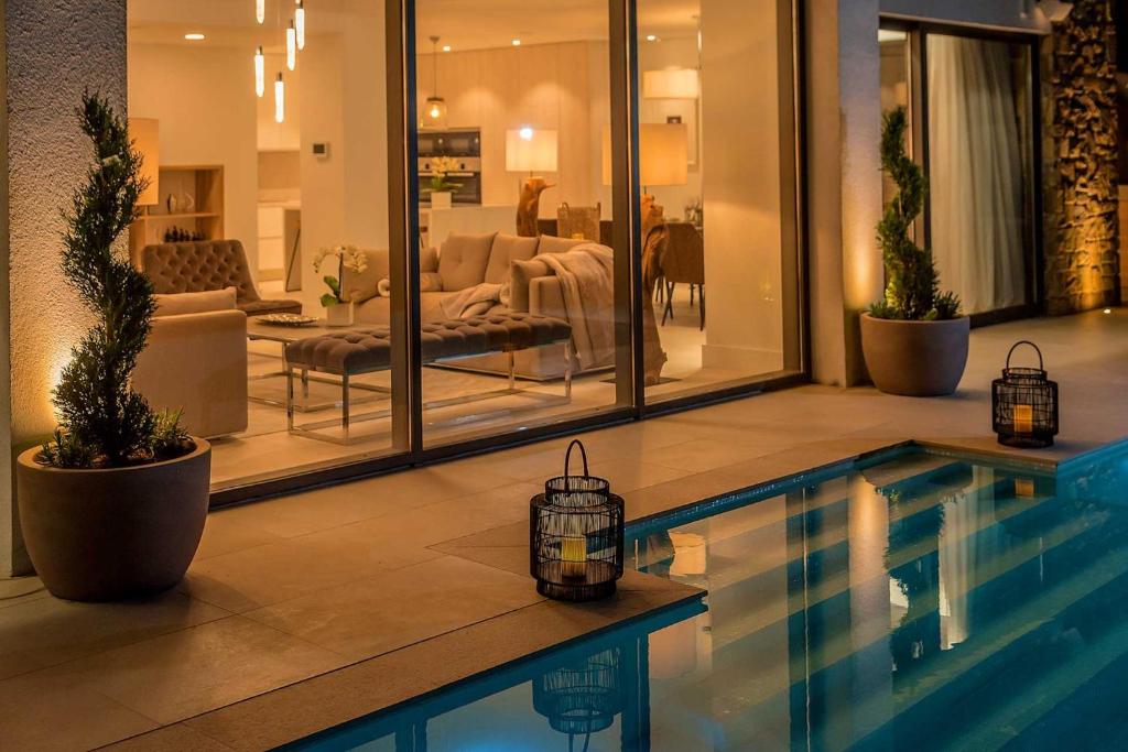 Basen w obiekcie Spectacular Korcula Villa 4 Bedrooms Villa Korcula Grandeur Private Infinity Pool Stunning Sea Views Zrnovo lub w pobliżu