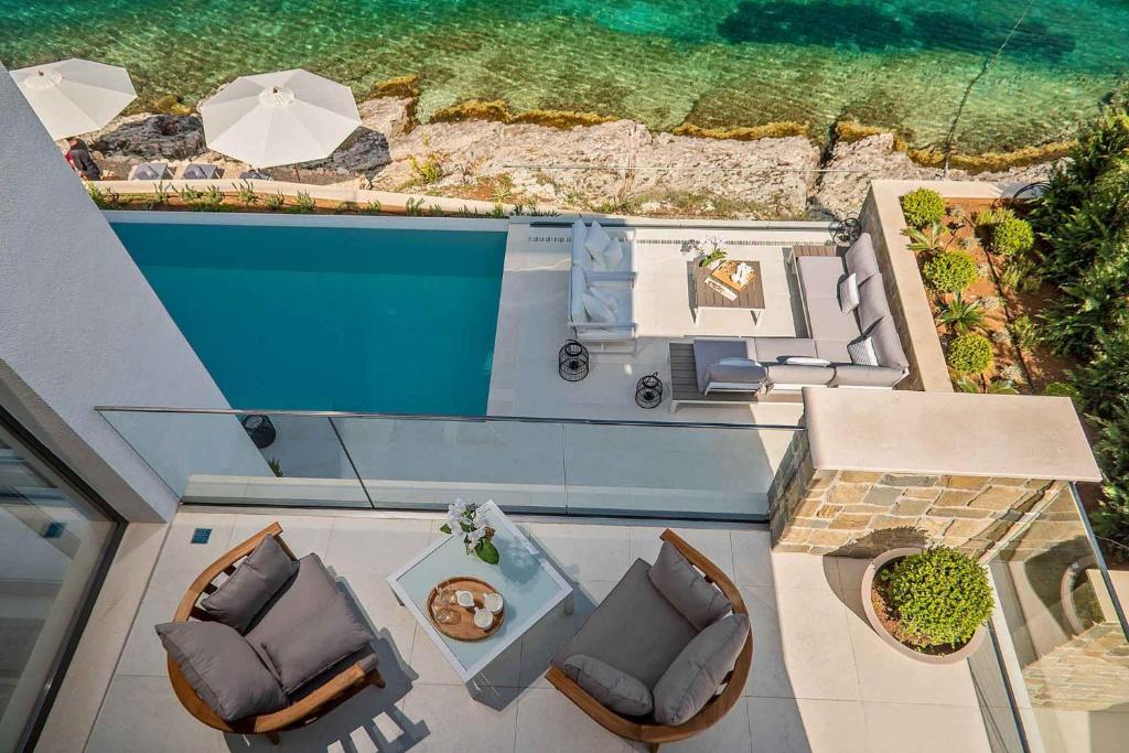 Basen w obiekcie Spectacular Korcula Villa 4 Bedrooms Villa Korcula Grandeur Private Infinity Pool Stunning Sea Views Zrnovo lub w pobliżu