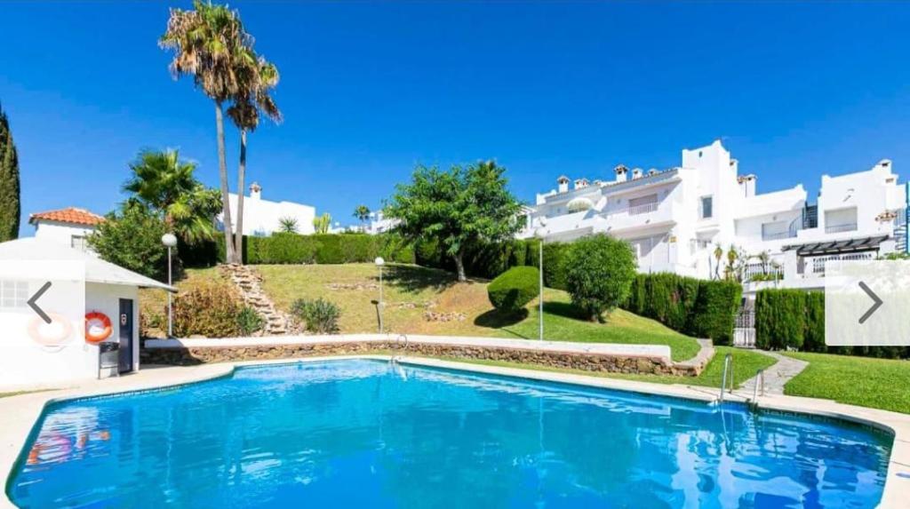 3-Min Walk to Beach , Pool , Estepona , 3BR