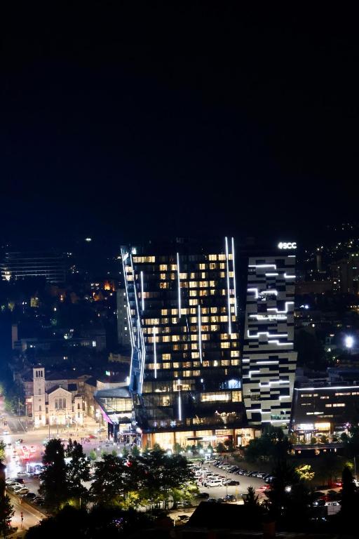 una vista notturna di una città con edifici alti di Bella a Sarajevo
