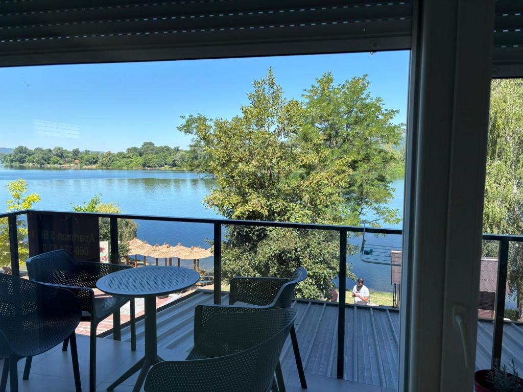 Výhled na řeku, která protéká v blízkosti apartmánu