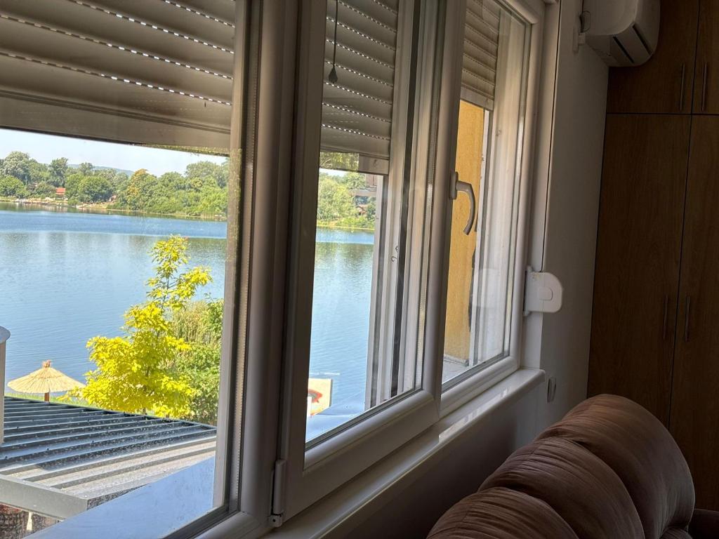 Výhled na řeku, která protéká v blízkosti apartmánu
